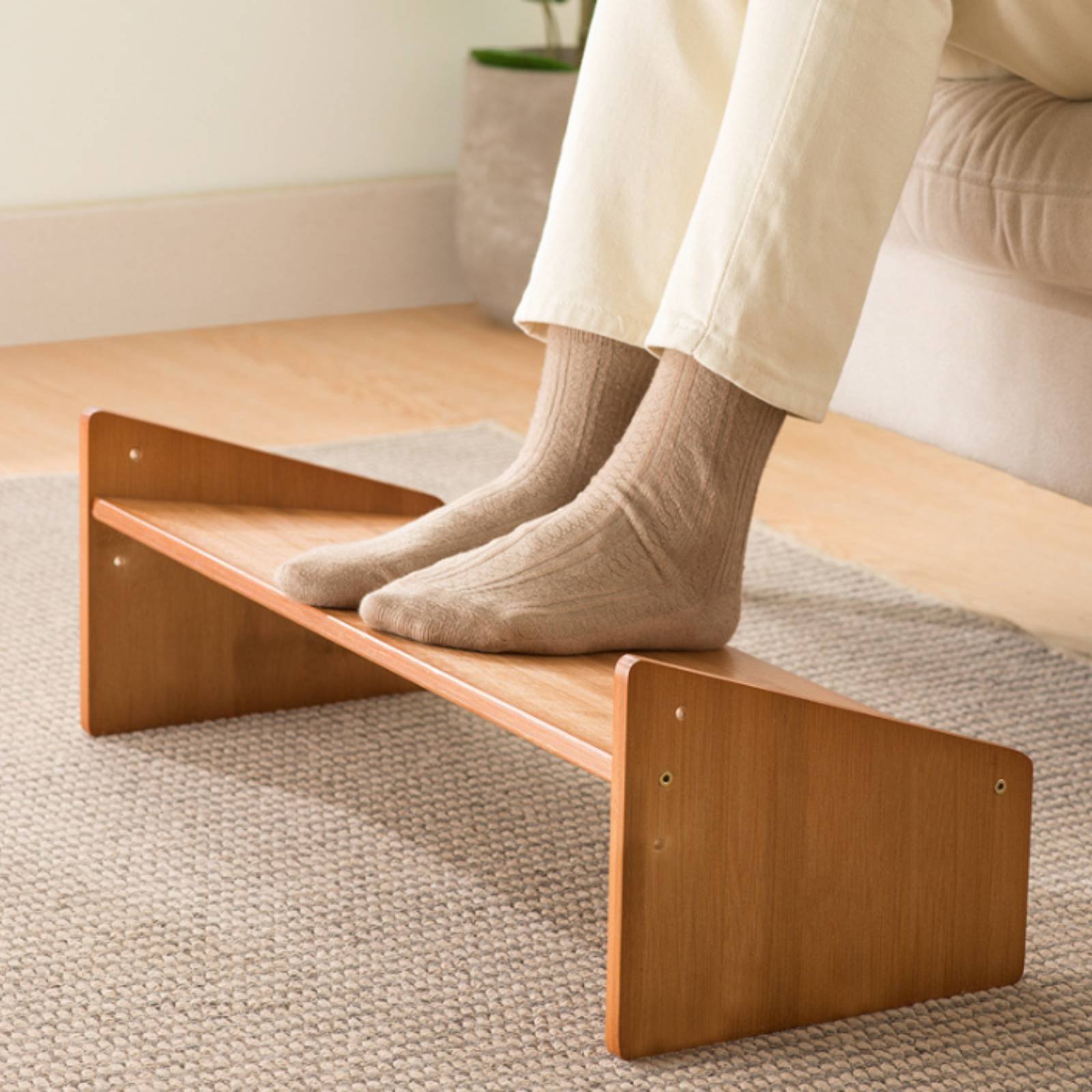 Ergonomic Office Chair - Sandaran Kaki di Bawah Meja Permukaan